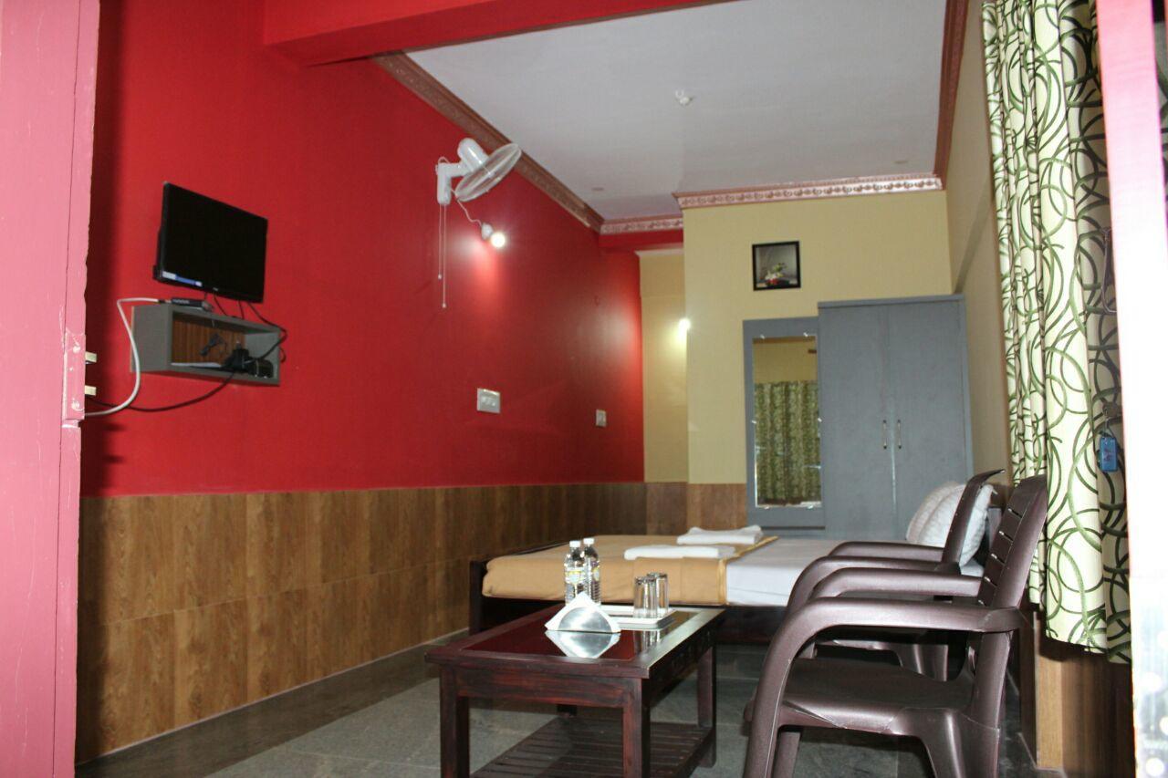 Iroomz Sri Vinayaka Comfort Virajpet Exterior foto